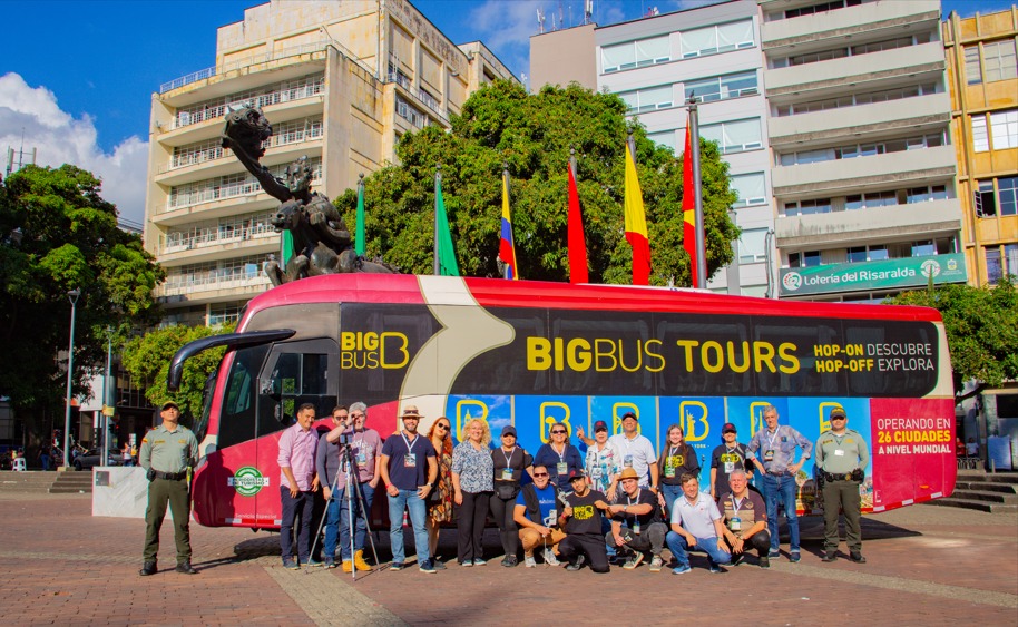 Foto-historica-de-los-periodistas-acompanados-de-la-estatua-del-Bolivar-desnudo-simbolo-de-pereiranidad-y-civismo-de-sus-gentes-Pereira-Risaralda Éxito Total en el Primer Encuentro Internacional de Periodistas de Turismo en el Eje Cafetero Colombiano